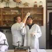 Alunos realizam experimento em Laboratório