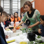 Oficina culinária incentiva alimentação saudável