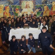 Alunos do 7º ano produzem toalha da Capela