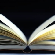Livros de Ensino Religioso e Inglês estão à venda