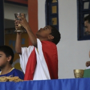 Crianças participam de encenação do Tríduo Pascal