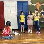 4º ano encena contos clássicos infantis