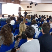 Palestra sobre profissões reúne estudantes e pais