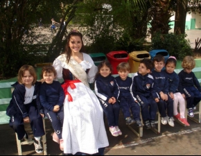 Alexandra Paniz Marchesini visita o La Salle Caxias