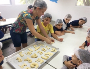 Colocando a mão na massa.