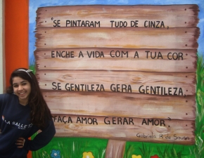 Aluna premiada com a exposição de sua poesia no muro externo do Colégio.
