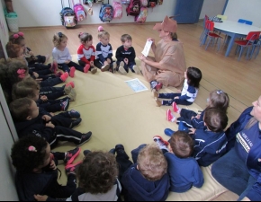 CONTAÇÃO DE HISTÓRIA: “QUEM MORDE É CACHORRINHO, CRIANÇAS DA CRECHE I FAZEM CARINHO