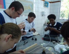 Turma 231 constrói circuitos elétricos