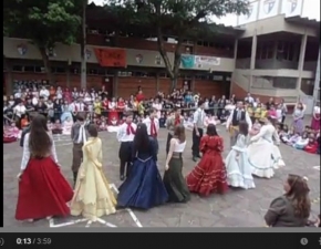 Apresentação na Semana Farroupilha 1ª coreografia - Ensino Fundamental II 