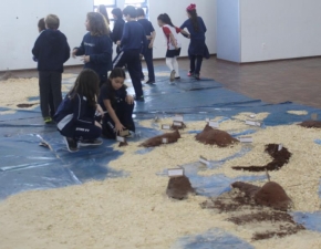 Maquete Gigante sobre o Mapa Físico do Mundo
