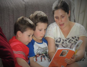 CONJUGANDO O VERBO LER – FAMÍLIA UNIDA LÊ JUNTO. 