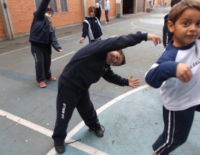 Alunos do Pré 2 formam letras com o corpo 