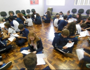 Grupo de Jovens em atividade de autoconhecimento