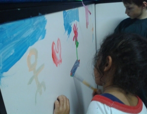 Pintura artística embeleza o corredor das salas do Pré 2