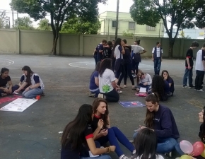 Alunos interagem com jogos na disciplina de português