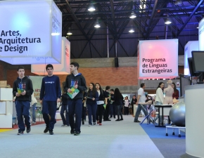 Alunos visitam a Feira das Profissões