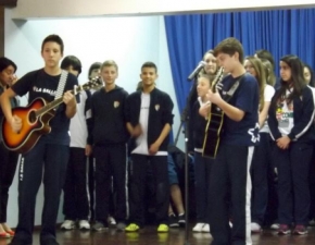 Turmas de 8ª série prestam homenagem ao Terceirão