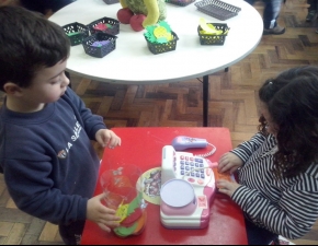 Turma 003 aprende com fruteira em sala de aula