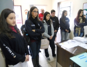 Alunos visitam Escola Especial Ney Gomes