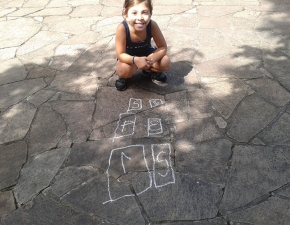 Pré 2 aprende matemática observando e pulando sapata