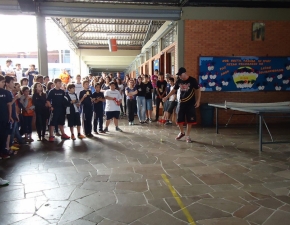 Demonstração de ioiô no Colégio