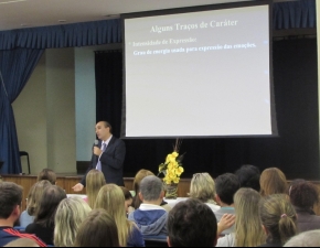 Palestra discute formação do caráter da criança