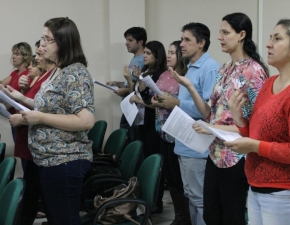 Pais se preparam para a eucaristia de suas crianças