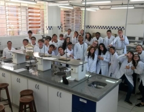 Aula no Laboratório de Química