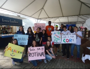 Alunos e professores participam da Feira do Livro do Niterói