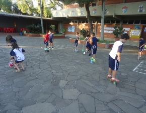 Alunos interagem com o Grupo 3 máscaras com o tema circo