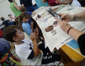 Turma 111  trabalhando a argila