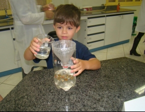 Turma 121 produz armadilha contra Aedes 