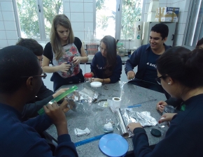 Turma 231 monta eletroscópio de folhas