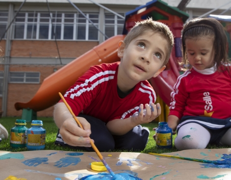 Expressão artística na Educação Infantil — banco de imagens 2026.